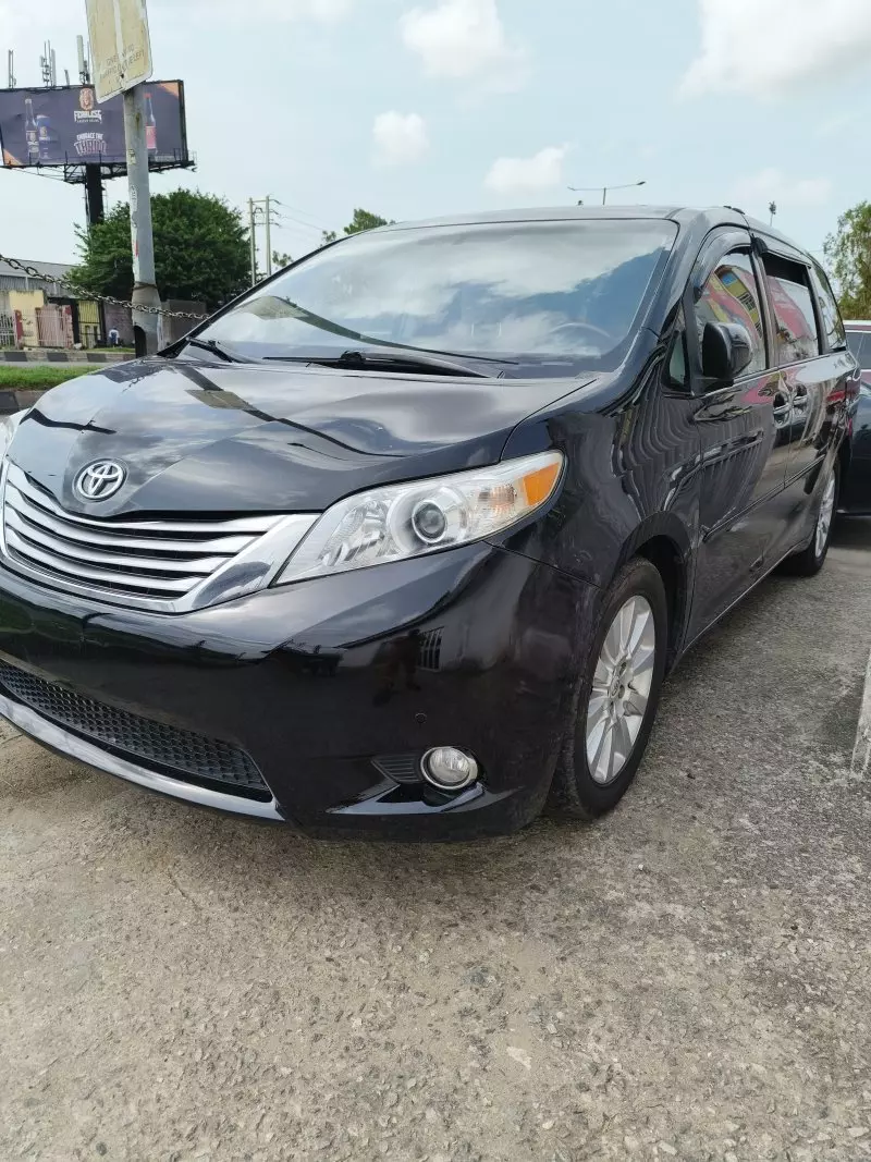 Toyota Sienna   - 2011
