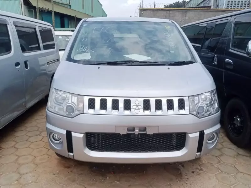 Mitsubishi Delica    - 2012