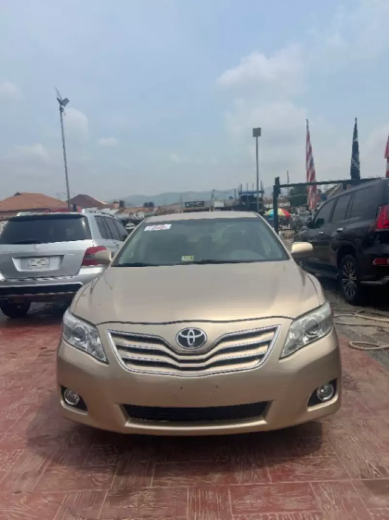 Toyota Camry   - 2010