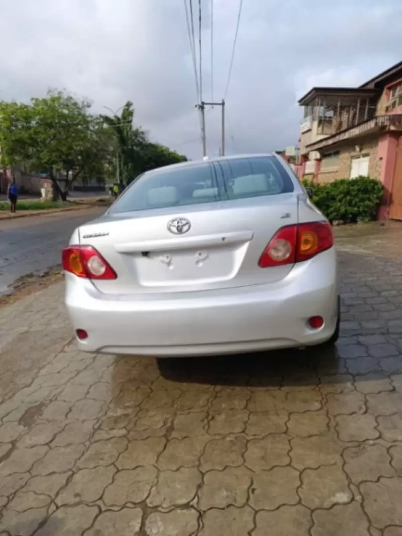 Toyota Corolla   - 2009
