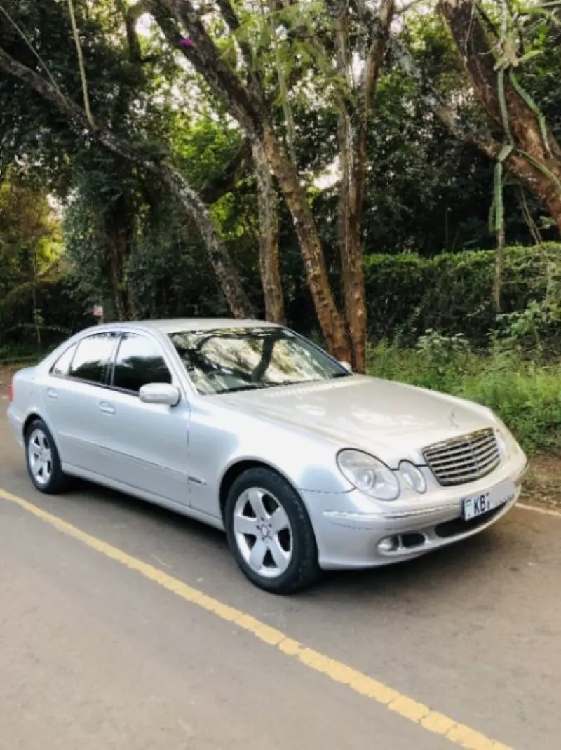 Mercedes-Benz E200   - 2005