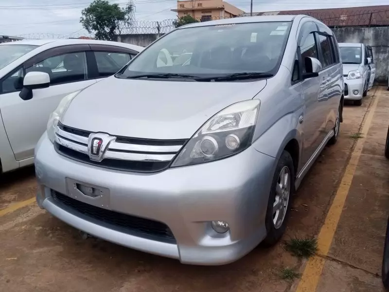 Toyota Isis    - 2011