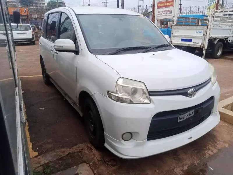 Toyota Sienta   - 2012