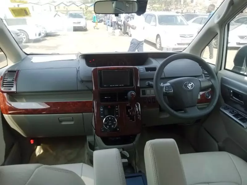Toyota Noah   - 2012