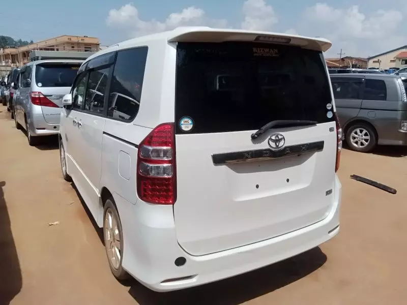 Toyota Noah   - 2012