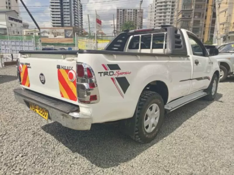 Toyota Hilux   - 2014