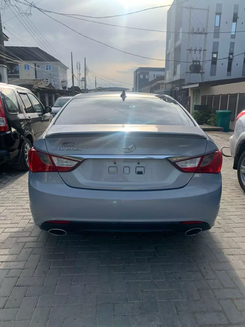 Hyundai Sonata   - 2011