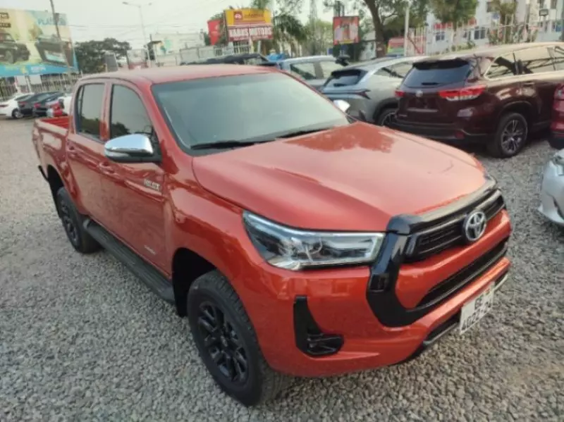 Toyota Hilux    - 2023