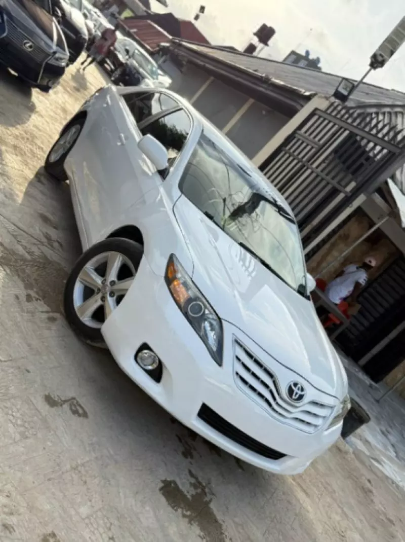 Toyota Camry   - 2010