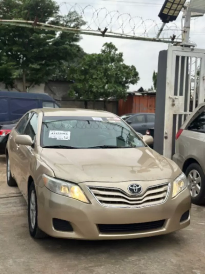 Toyota Camry   - 2011