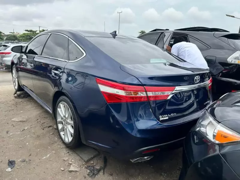Toyota Avalon   - 2013