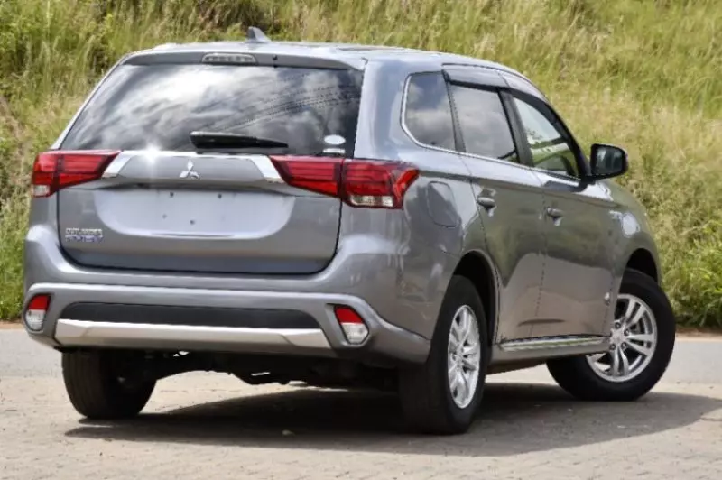 Mitsubishi Plug-in Hybrid Outlander   - 2017