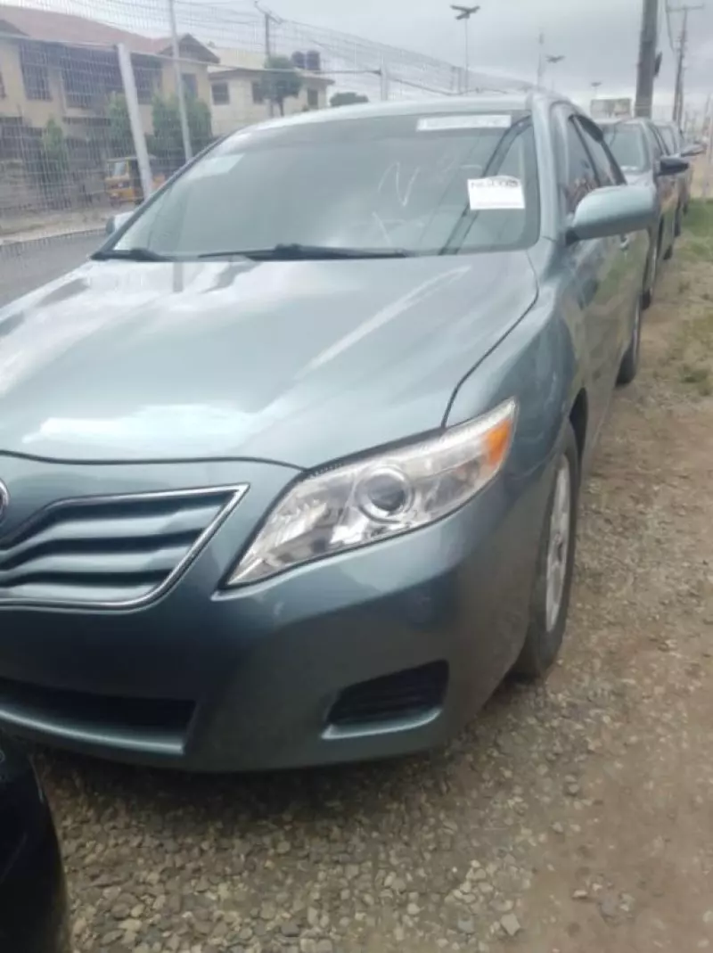 Toyota Camry   - 2010