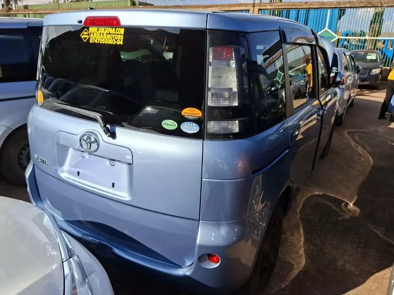 Toyota Sienta   - 2012