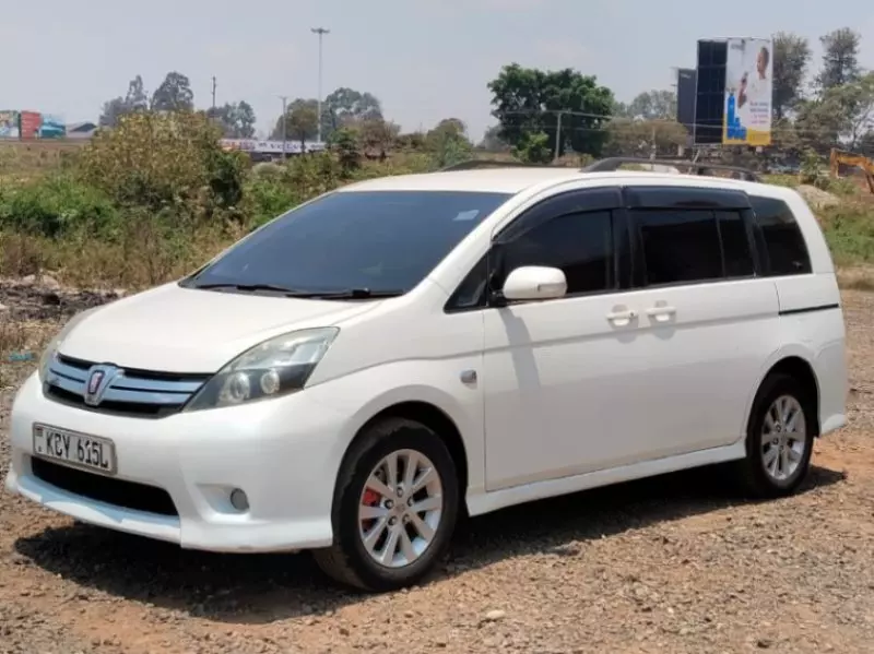 Toyota Isis    - 2013