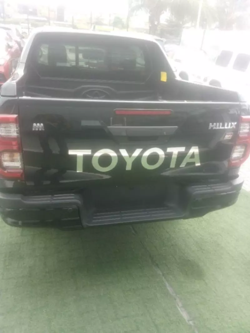 Toyota Hilux   - 2022