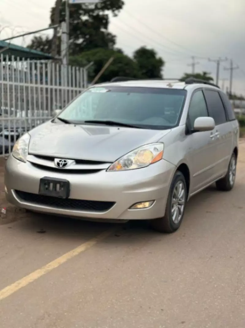 Toyota Sienna   - 2006