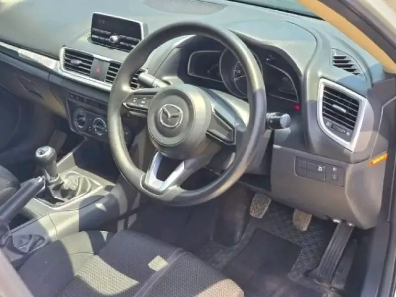 Mazda Axela    -