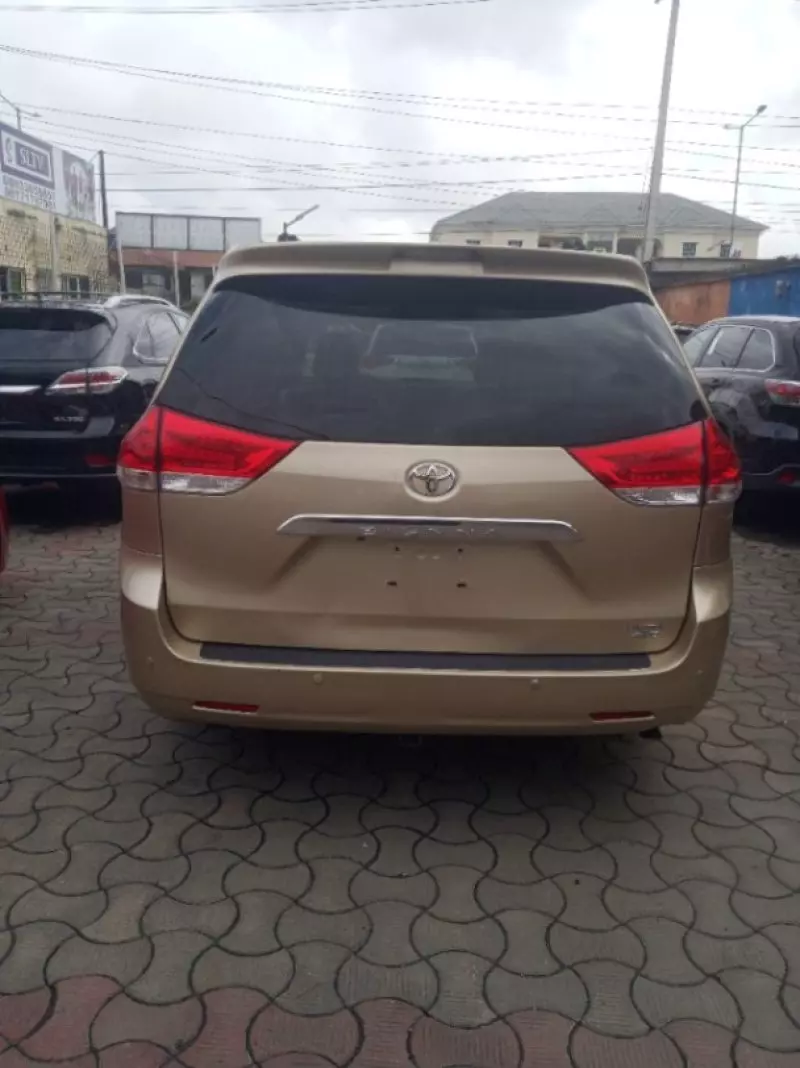 Toyota Sienna   - 2011