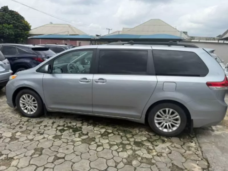 Toyota Sienna   - 2013