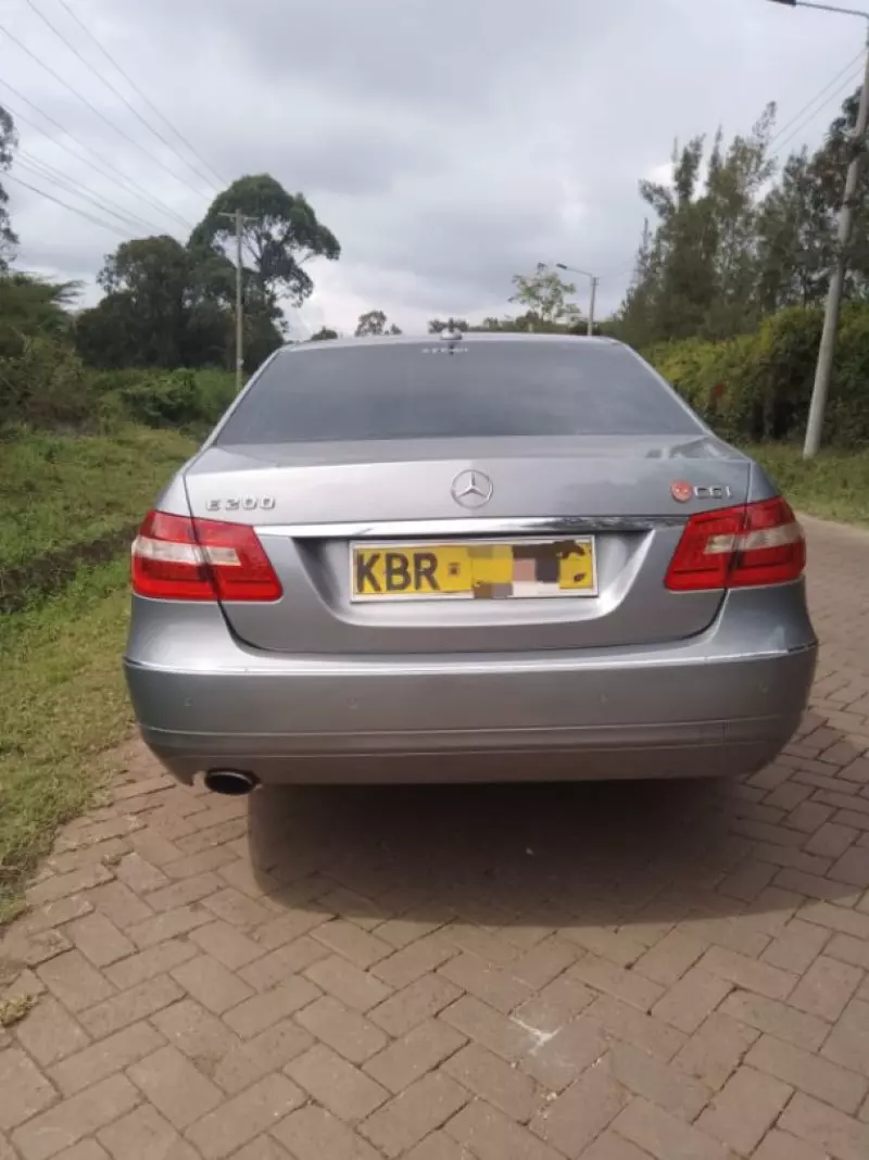 Mercedes-Benz E200   - 2010