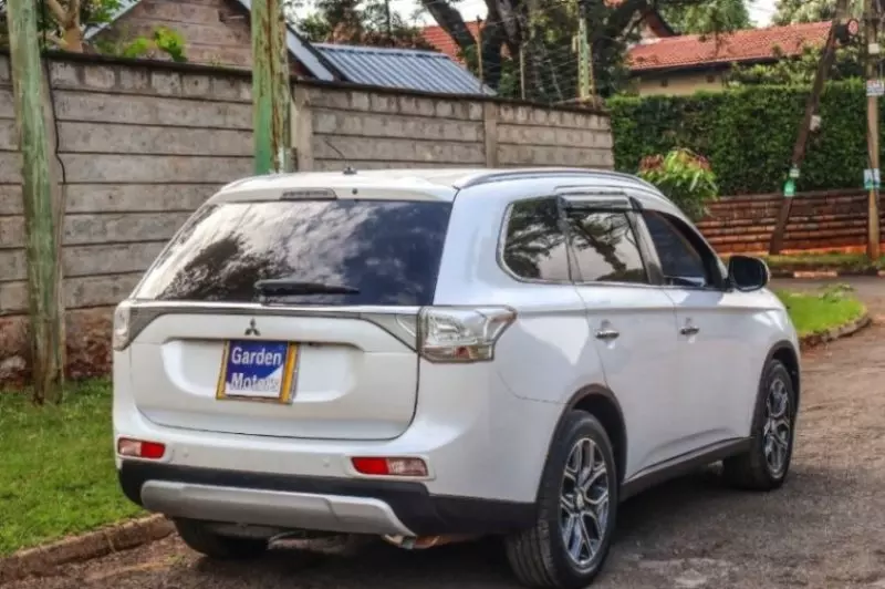 Mitsubishi Outlander GLX   - 2015