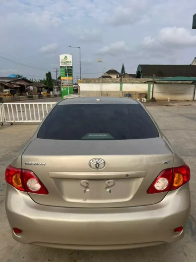 Toyota corolla   - 2010
