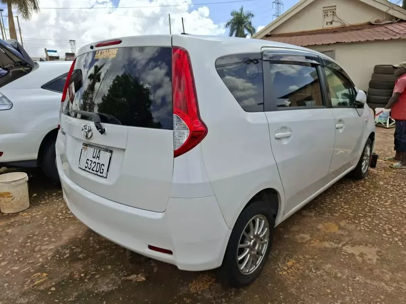 Toyota Passo Sette   - 2010