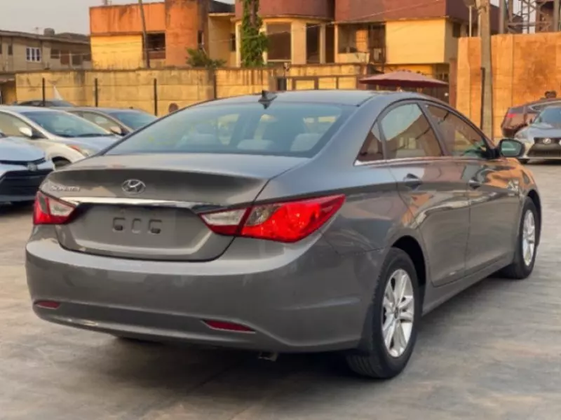 Hyundai Sonata   - 2012
