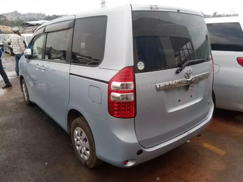 Toyota Noah   - 2012