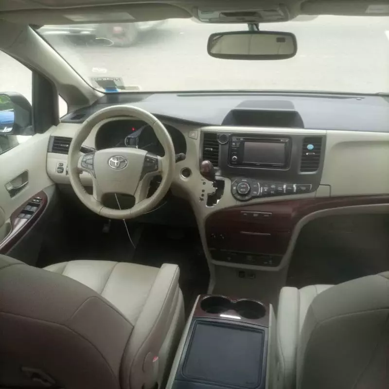 Toyota Sienna   - 2013