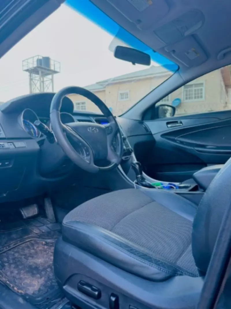 Hyundai Sonata   - 2011