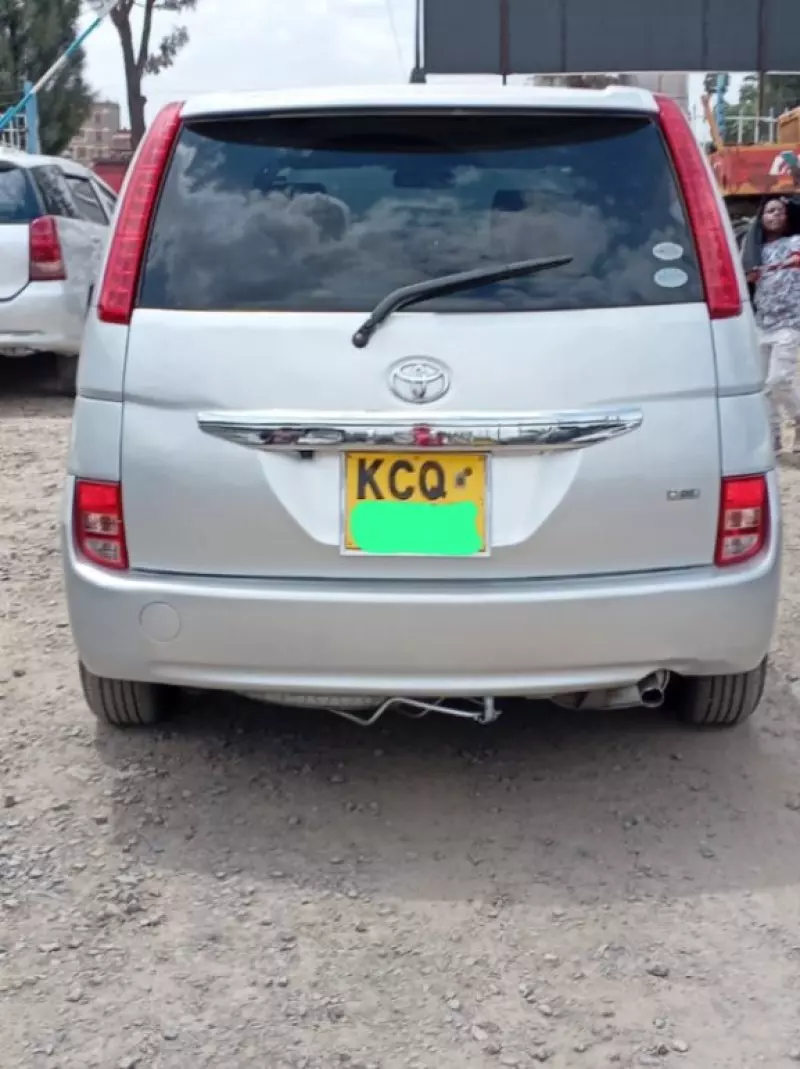 Toyota Isis    - 2013