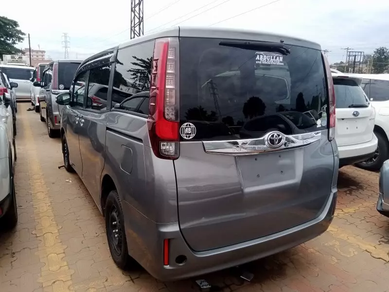 Toyota Noah   - 2015