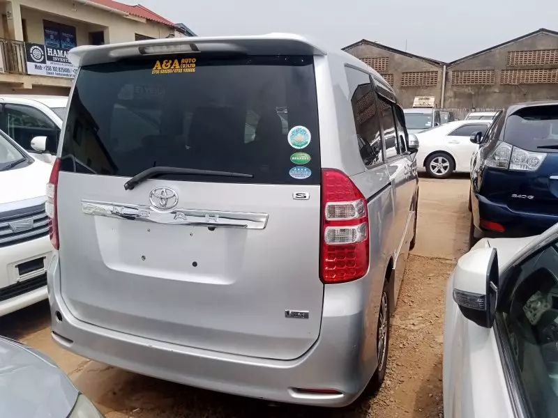 Toyota Noah   - 2012