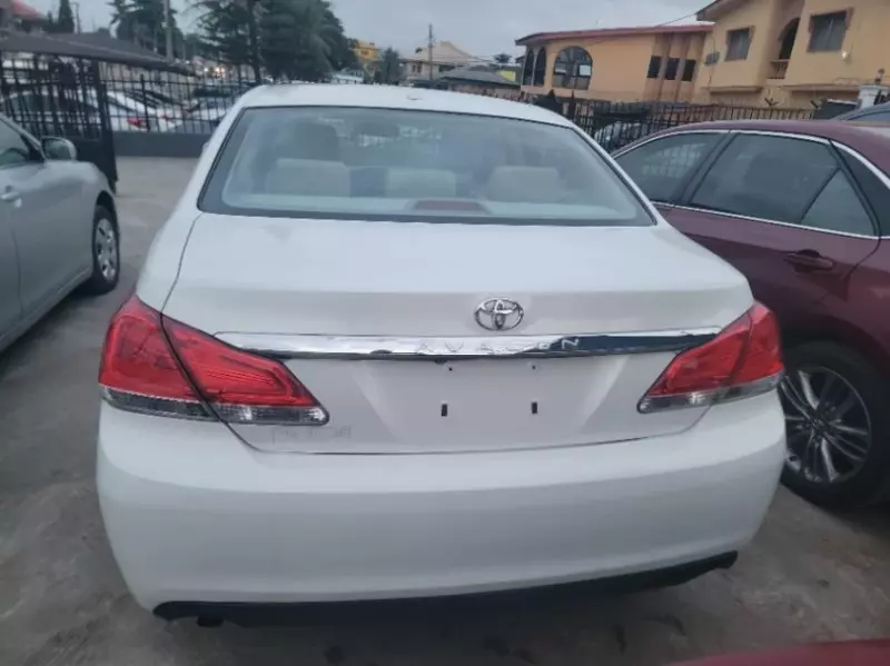 Toyota Avalon   - 2011