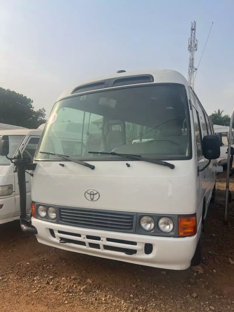 Toyota Hiace   - 2011