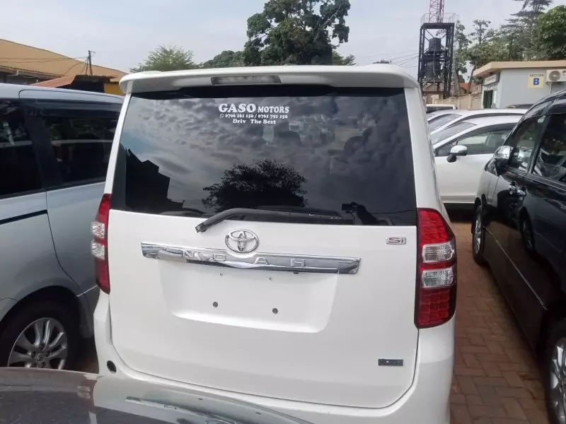 Toyota Noah   - 2012