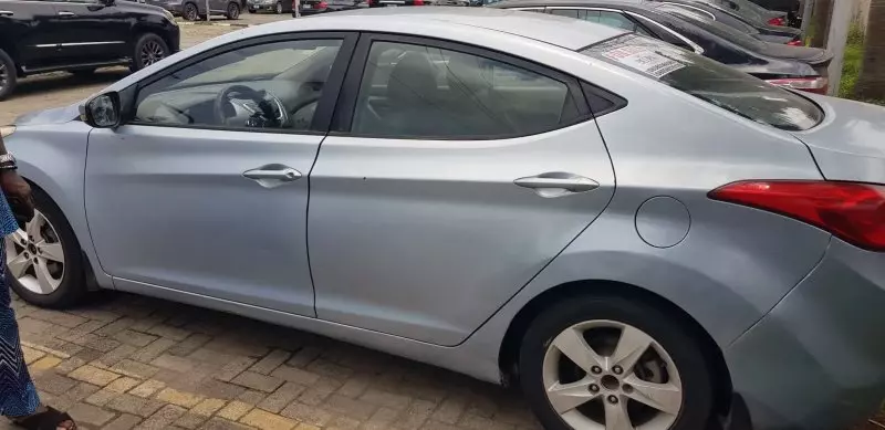Hyundai Elantra   - 2012