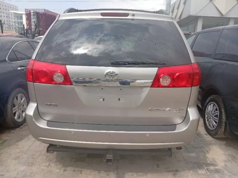 Toyota Sienna - 2010