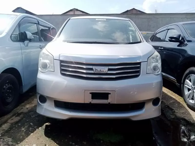 Toyota Noah   - 2012