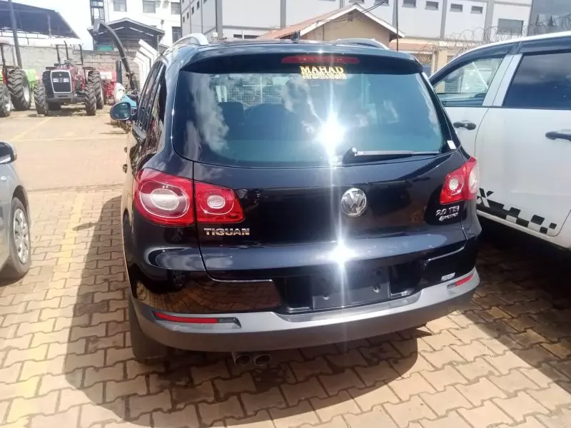 Volkswagen Tiguan   - 2010