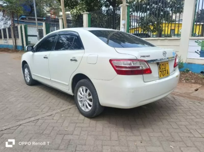 Toyota Premio    - 2012