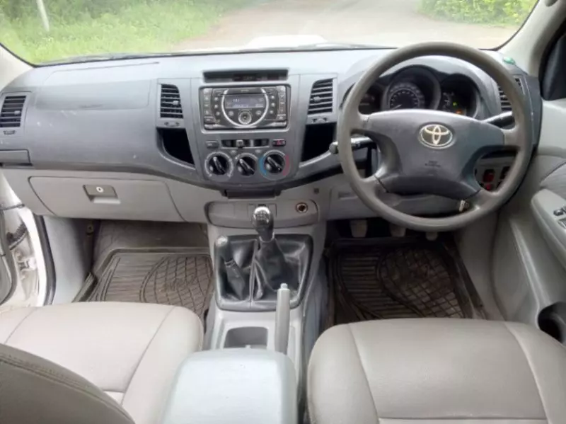 Toyota Hilux   - 2016