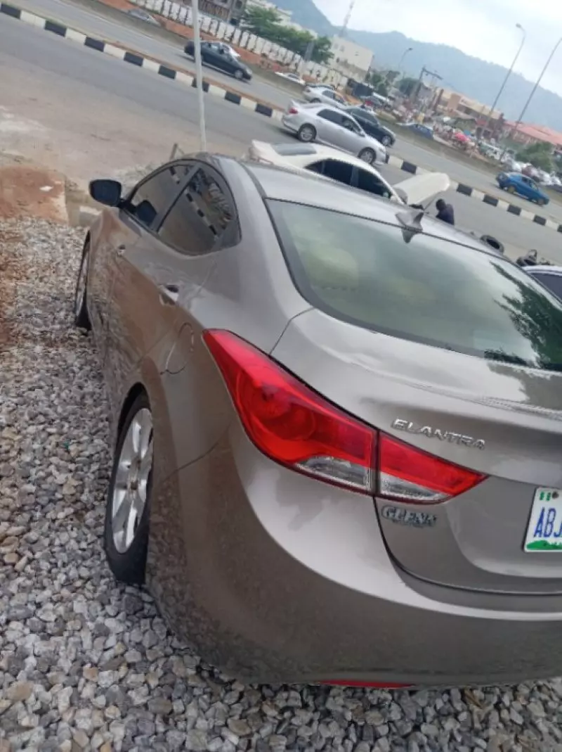 Hyundai Elantra   - 2013