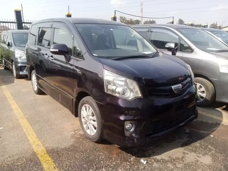 Toyota Noah   - 2012