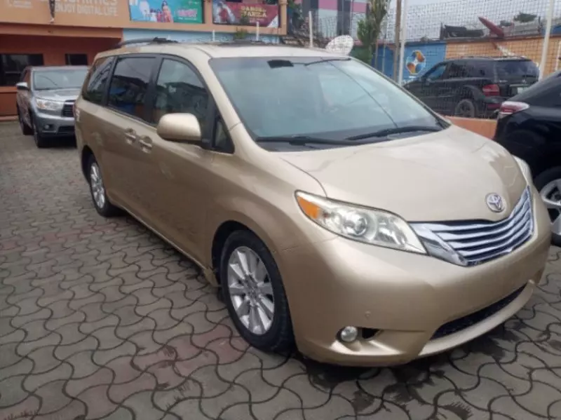 Toyota Sienna   - 2011