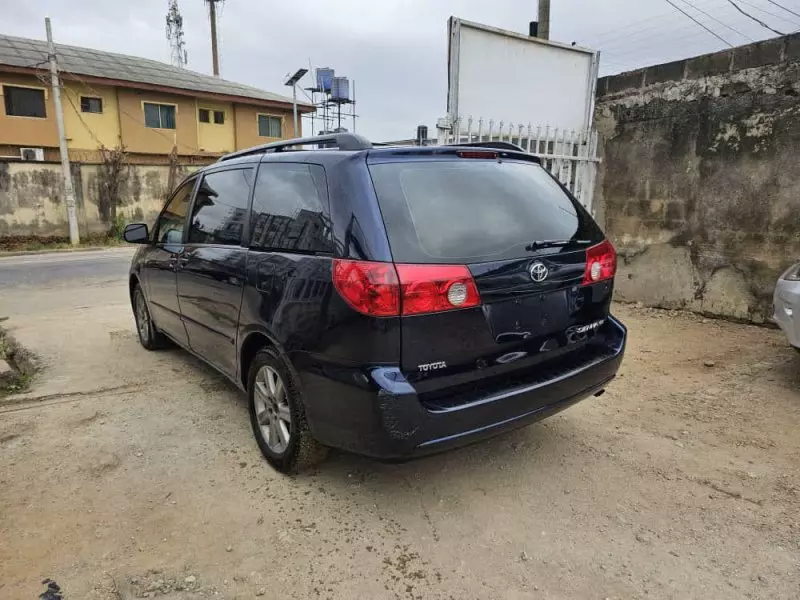 Toyota Sienna   - 2006