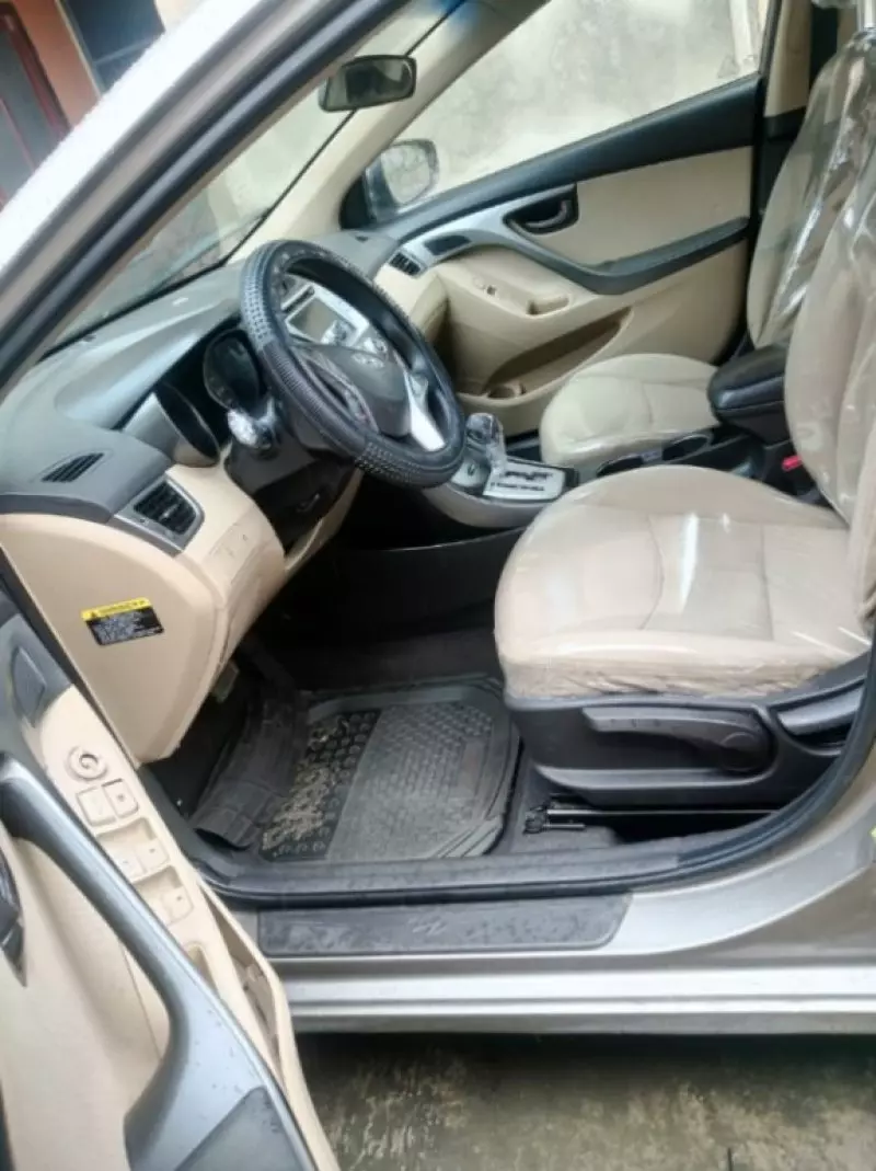 Hyundai Elantra   - 2011
