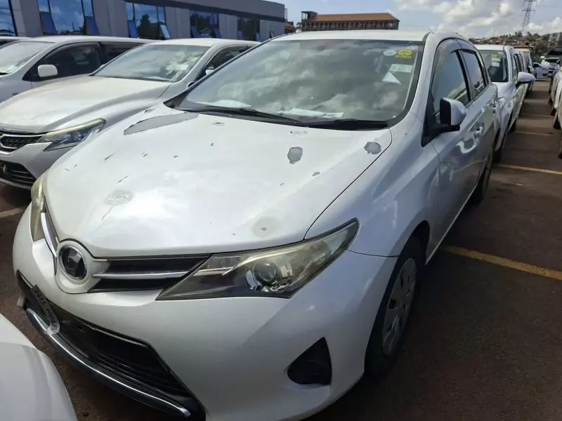 Toyota Auris Hybrid   - 2012